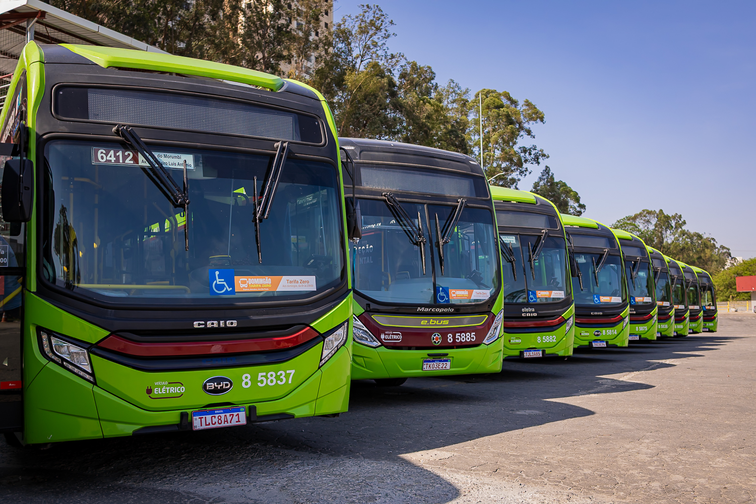 Motorista ao lado de um ônibus elétrico da frota da Auto Bless